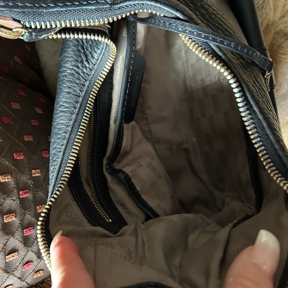 Michael Kors Black Pebble Leather Bag Very Roomy in Excellent Condition - Picture 5 of 10